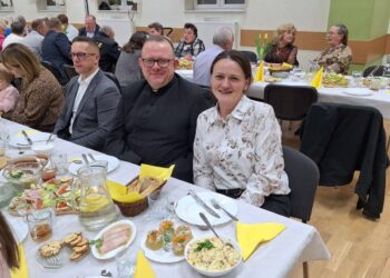 Wielkanocna atmosfera w Lutogniewie. Mieszkańcy spotkali się przy wspólnym stole