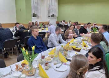 Wielkanocna atmosfera w Lutogniewie. Mieszkańcy spotkali się przy wspólnym stole