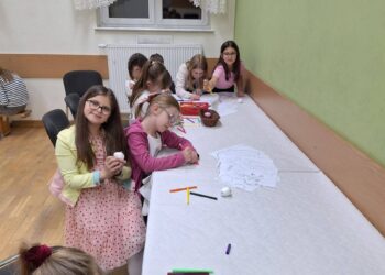 Wielkanocna atmosfera w Lutogniewie. Mieszkańcy spotkali się przy wspólnym stole