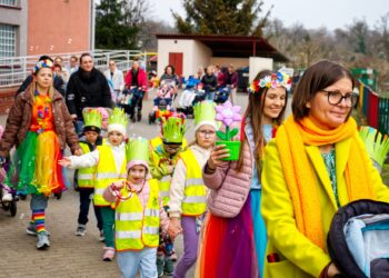 Kolorowy pochód na powitanie nowej pory roku