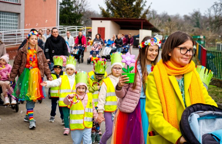 Kolorowy pochód na powitanie nowej pory roku