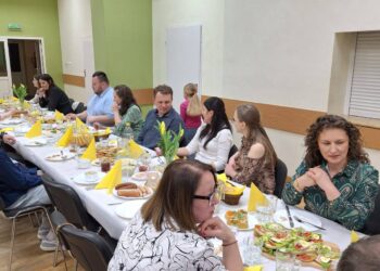 Wielkanocna atmosfera w Lutogniewie. Mieszkańcy spotkali się przy wspólnym stole