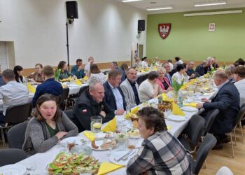 Wielkanocna atmosfera w Lutogniewie. Mieszkańcy spotkali się przy wspólnym stole