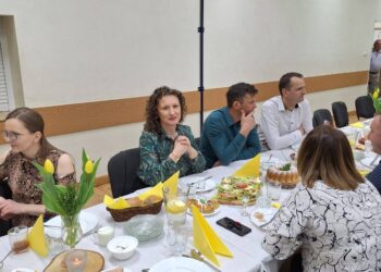 Wielkanocna atmosfera w Lutogniewie. Mieszkańcy spotkali się przy wspólnym stole