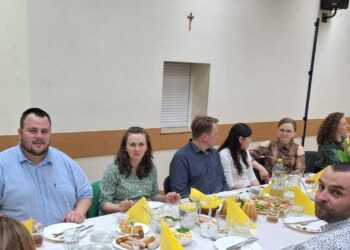Wielkanocna atmosfera w Lutogniewie. Mieszkańcy spotkali się przy wspólnym stole