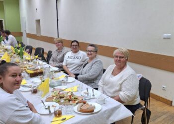 Wielkanocna atmosfera w Lutogniewie. Mieszkańcy spotkali się przy wspólnym stole