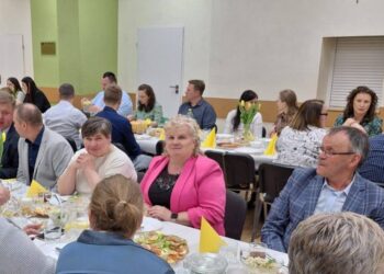 Wielkanocna atmosfera w Lutogniewie. Mieszkańcy spotkali się przy wspólnym stole