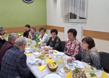 Wielkanocna atmosfera w Lutogniewie. Mieszkańcy spotkali się przy wspólnym stole