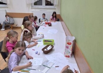 Wielkanocna atmosfera w Lutogniewie. Mieszkańcy spotkali się przy wspólnym stole