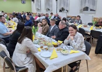 Wielkanocna atmosfera w Lutogniewie. Mieszkańcy spotkali się przy wspólnym stole