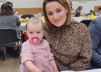 Wielkanocna atmosfera w Lutogniewie. Mieszkańcy spotkali się przy wspólnym stole