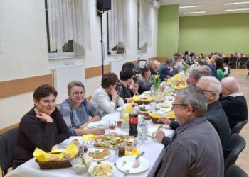 Wielkanocna atmosfera w Lutogniewie. Mieszkańcy spotkali się przy wspólnym stole