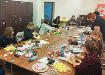 Wielkanocne wianki i rozmowa o emocjach. Spotkanie w siedzibie PCK w Miliczu