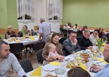 Wielkanocna atmosfera w Lutogniewie. Mieszkańcy spotkali się przy wspólnym stole