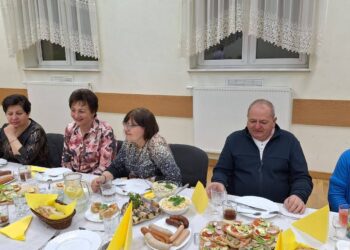 Wielkanocna atmosfera w Lutogniewie. Mieszkańcy spotkali się przy wspólnym stole