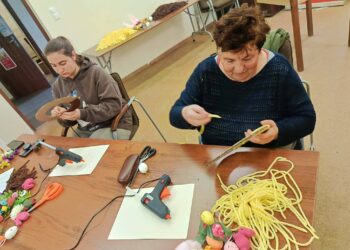 Wielkanocne wianki i rozmowa o emocjach. Spotkanie w siedzibie PCK w Miliczu