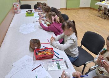 Wielkanocna atmosfera w Lutogniewie. Mieszkańcy spotkali się przy wspólnym stole