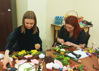 Wielkanocne wianki i rozmowa o emocjach. Spotkanie w siedzibie PCK w Miliczu