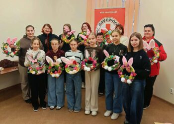 Wielkanocne wianki i rozmowa o emocjach. Spotkanie w siedzibie PCK w Miliczu