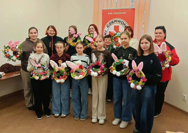 Wielkanocne wianki i rozmowa o emocjach. Spotkanie w siedzibie PCK w Miliczu