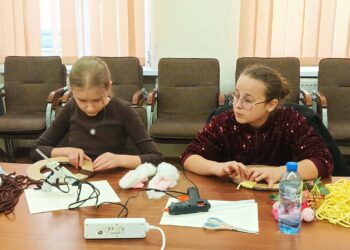 Wielkanocne wianki i rozmowa o emocjach. Spotkanie w siedzibie PCK w Miliczu