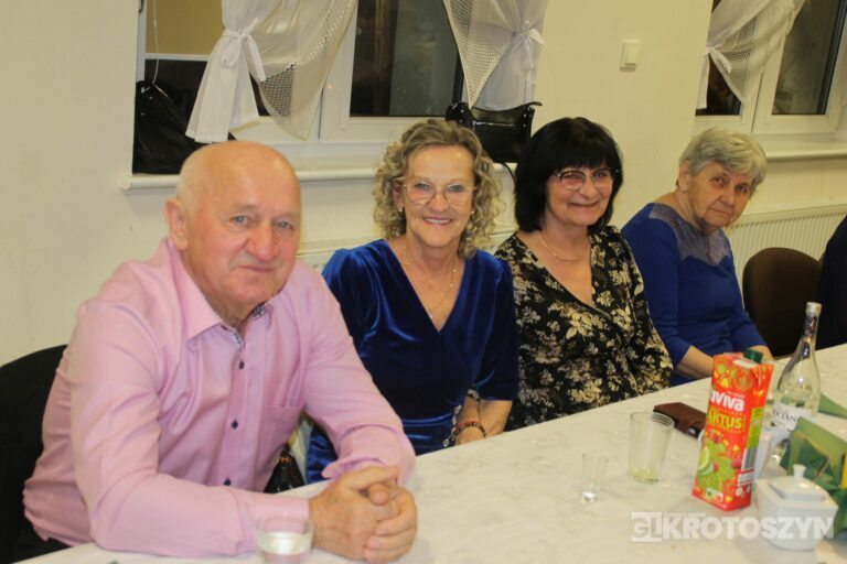 Święto kobiet i mężczyzn w gronie seniorów. W Zdunach nie zabrakło muzyki i wspólnej biesiady