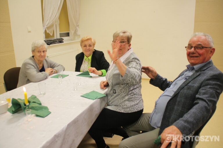 Święto kobiet i mężczyzn w gronie seniorów. W Zdunach nie zabrakło muzyki i wspólnej biesiady