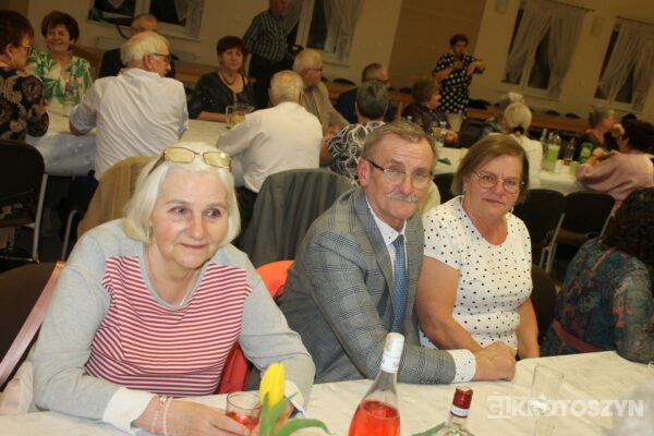 Święto kobiet i mężczyzn w gronie seniorów. W Zdunach nie zabrakło muzyki i wspólnej biesiady