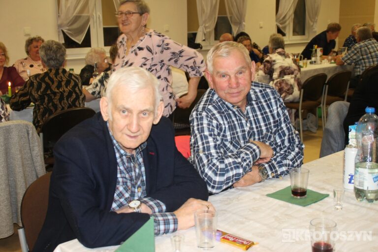 Święto kobiet i mężczyzn w gronie seniorów. W Zdunach nie zabrakło muzyki i wspólnej biesiady