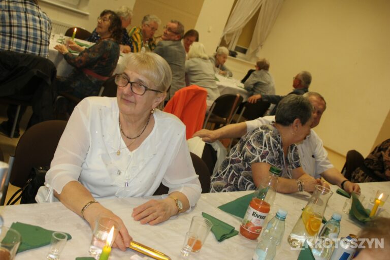 Święto kobiet i mężczyzn w gronie seniorów. W Zdunach nie zabrakło muzyki i wspólnej biesiady