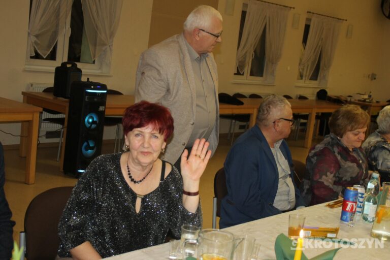 Święto kobiet i mężczyzn w gronie seniorów. W Zdunach nie zabrakło muzyki i wspólnej biesiady