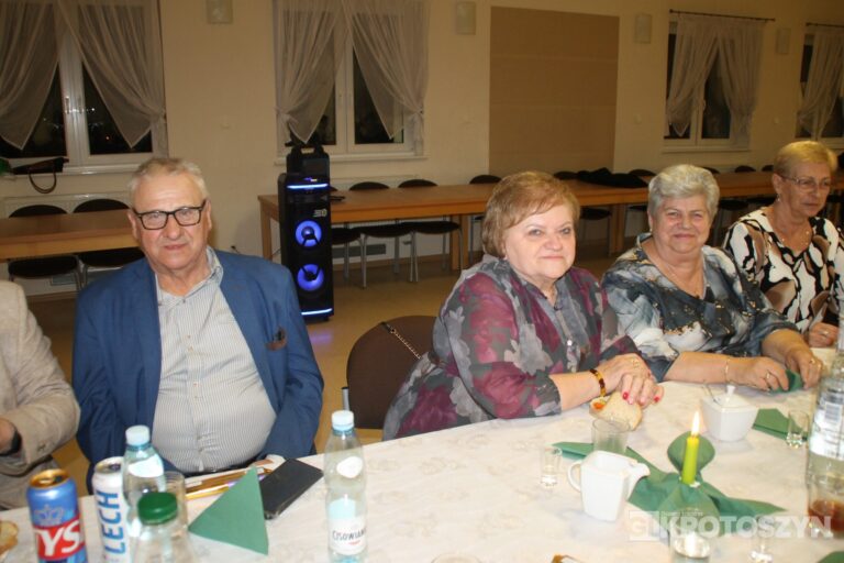 Święto kobiet i mężczyzn w gronie seniorów. W Zdunach nie zabrakło muzyki i wspólnej biesiady