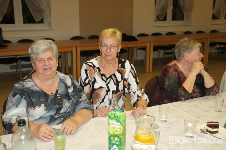 Święto kobiet i mężczyzn w gronie seniorów. W Zdunach nie zabrakło muzyki i wspólnej biesiady