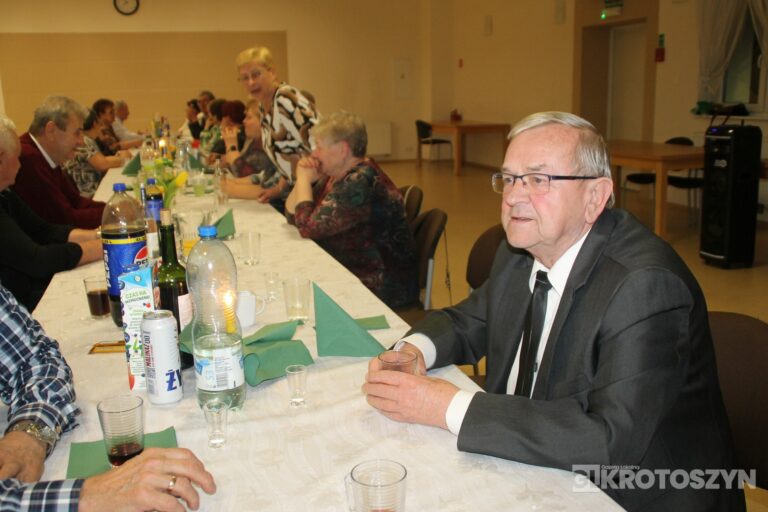 Święto kobiet i mężczyzn w gronie seniorów. W Zdunach nie zabrakło muzyki i wspólnej biesiady