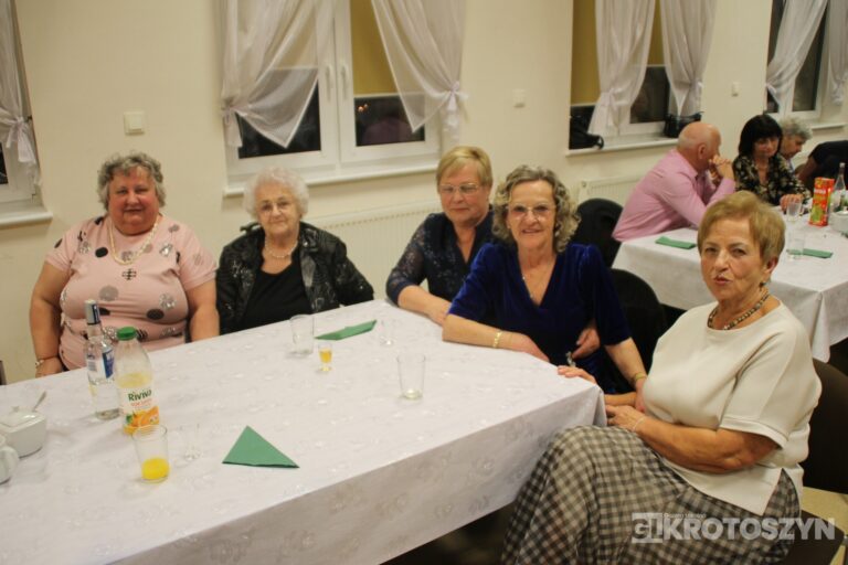 Święto kobiet i mężczyzn w gronie seniorów. W Zdunach nie zabrakło muzyki i wspólnej biesiady