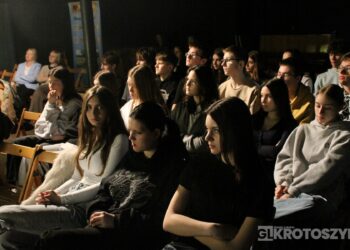 Angielski teatr w Krotoszynie. Uczniowie poznali historię Anglii na scenie