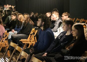 Angielski teatr w Krotoszynie. Uczniowie poznali historię Anglii na scenie