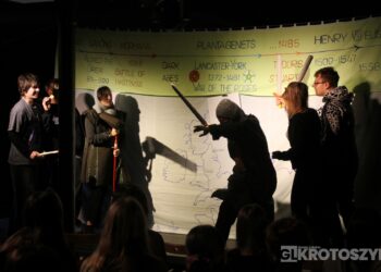 Angielski teatr w Krotoszynie. Uczniowie poznali historię Anglii na scenie