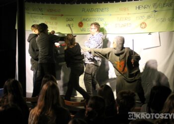 Angielski teatr w Krotoszynie. Uczniowie poznali historię Anglii na scenie Angielski teatr w Krotoszynie. Uczniowie poznali historię Anglii na scenie