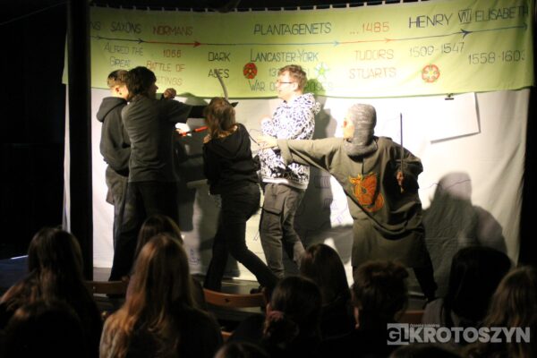 Angielski teatr w Krotoszynie. Uczniowie poznali historię Anglii na scenie Angielski teatr w Krotoszynie. Uczniowie poznali historię Anglii na scenie