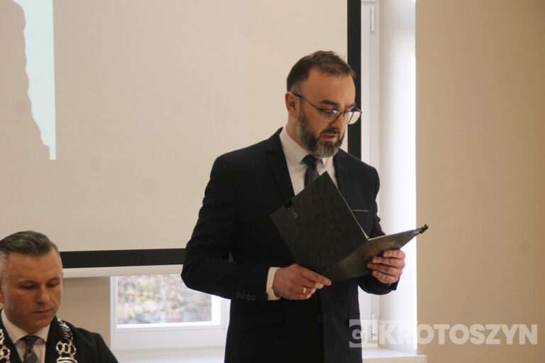 Radni z Koźmina Wielkopolskiego uczcili burmistrza Macieja Bratborskiego i wydali oświadczenie