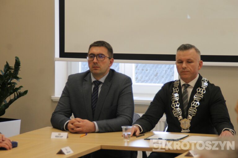 Radni z Koźmina Wielkopolskiego uczcili burmistrza Macieja Bratborskiego i wydali oświadczenie