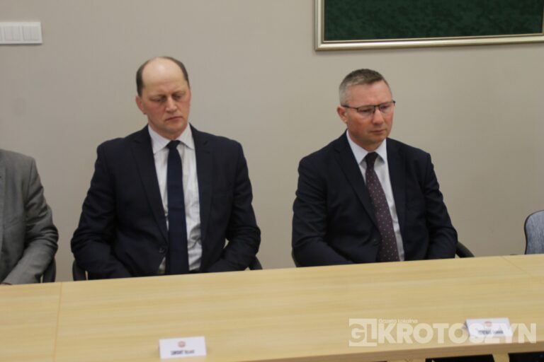 Radni z Koźmina Wielkopolskiego uczcili burmistrza Macieja Bratborskiego i wydali oświadczenie