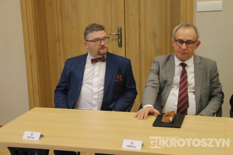 Radni z Koźmina Wielkopolskiego uczcili burmistrza Macieja Bratborskiego i wydali oświadczenie