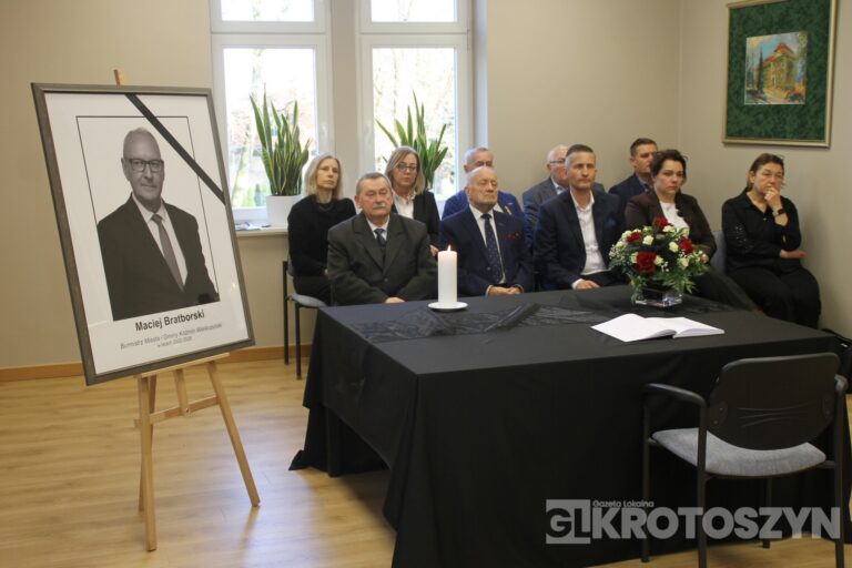 Radni z Koźmina Wielkopolskiego uczcili burmistrza Macieja Bratborskiego i wydali oświadczenie