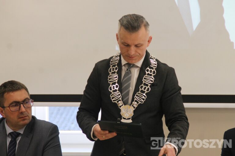 Radni z Koźmina Wielkopolskiego uczcili burmistrza Macieja Bratborskiego i wydali oświadczenie