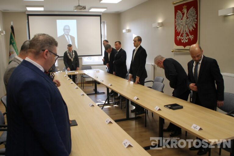 Radni z Koźmina Wielkopolskiego uczcili burmistrza Macieja Bratborskiego i wydali oświadczenie