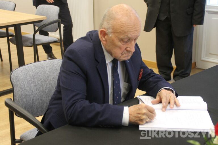 Radni z Koźmina Wielkopolskiego uczcili burmistrza Macieja Bratborskiego i wydali oświadczenie