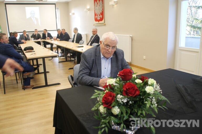 Radni z Koźmina Wielkopolskiego uczcili burmistrza Macieja Bratborskiego i wydali oświadczenie