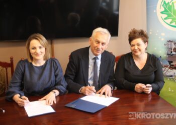 Gmina i powiat łączą siły dla rozwoju. Umowy podpisane, ruszą duże prace drogowe i kanalizacyjne